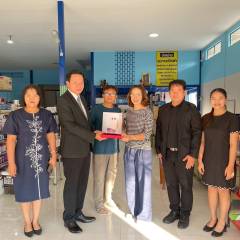 19/12/68 นายโชติ เรืองฤทธิ์ ผู้อำนวยการวิทยาลัย มอบโล่แก่สถานประกอบการฯ